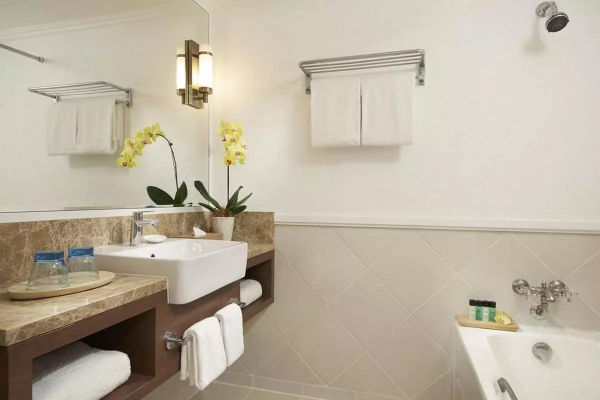 Orchard Rendezvous Hotel bathrooms (Copy).jpg